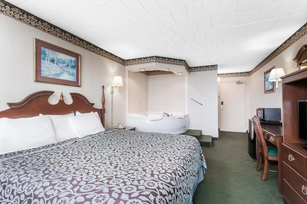 King Deluxe Suite with Mountain View - Non-Smoking