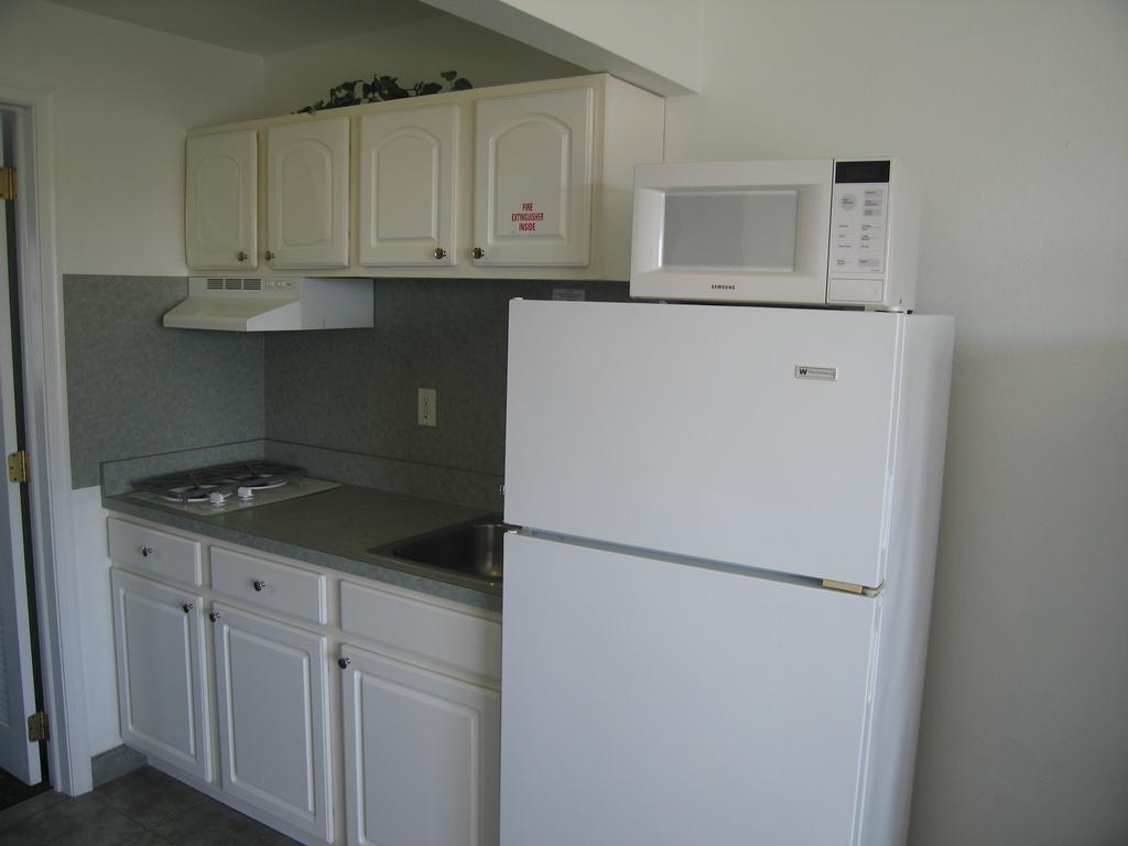 One-Bedroom Suite with Side Ocean View and Kitchenette