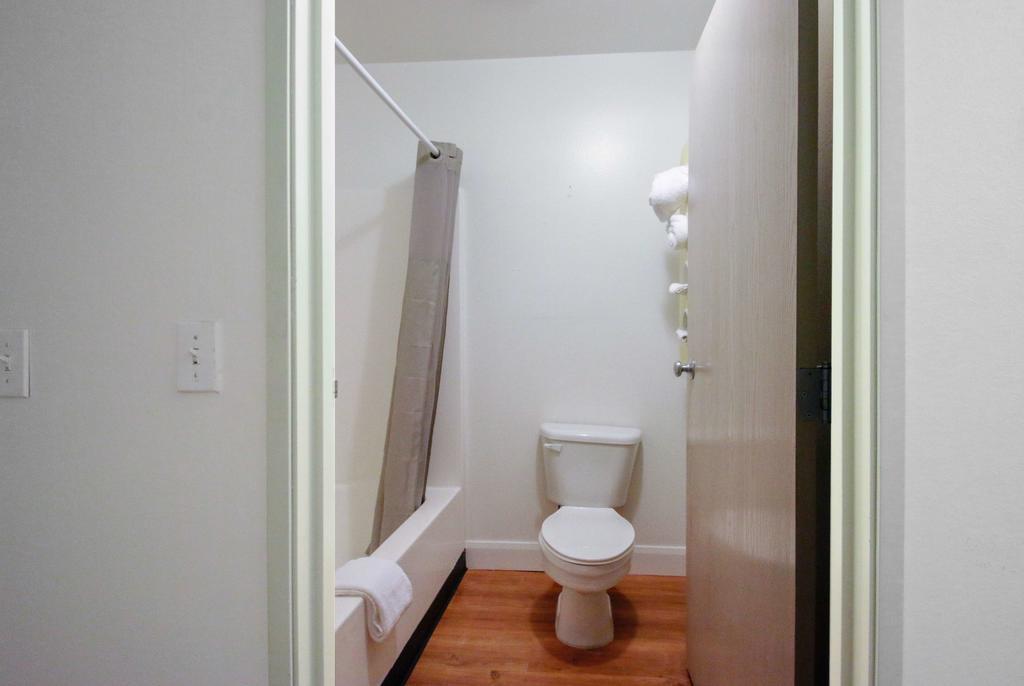 Queen Room - Disability Access - Roll in Shower