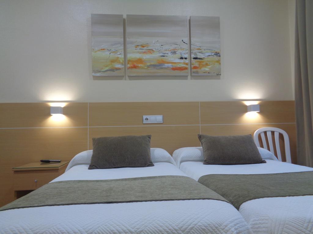 Zweibettzimmer mit Blick zur Straße