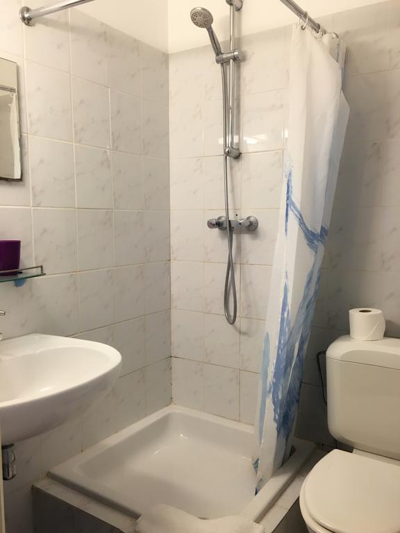 Tweepersoonskamer met 2 Aparte Bedden en Douche