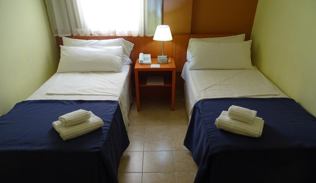 Quarto com 2 Camas de Solteiro