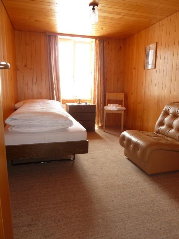 Chambre Simple avec Toilettes et Douche Communes