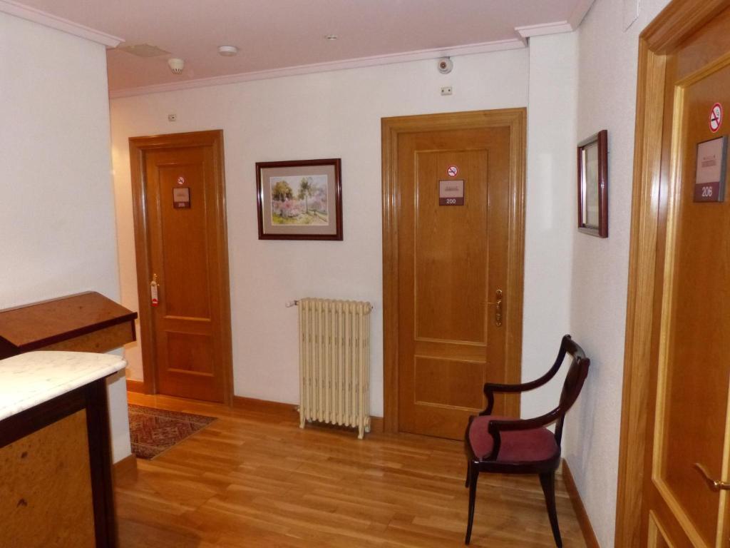 Habitación con cama grande y balcón