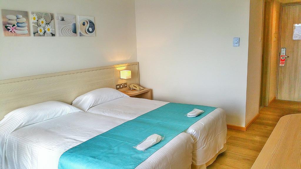 Doppel-/Zweibettzimmer mit Gartenblick