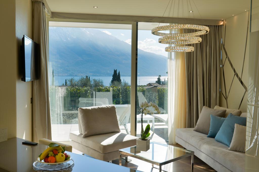 Suite Deluxe Dotata di Terrazza con Vista sul Lago e Vasca da Bagno Idromassaggio