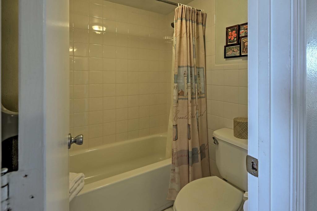 1 Queen Bed 1st Floor Ocean Front with Patio