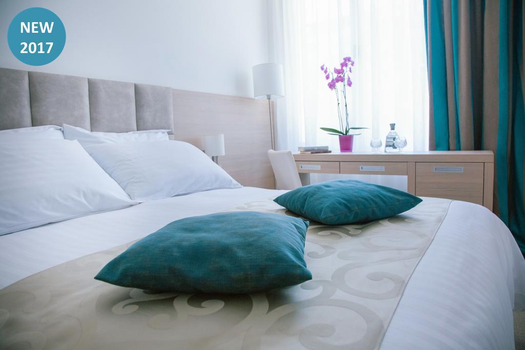 Doppel- oder Zweibettzimmer