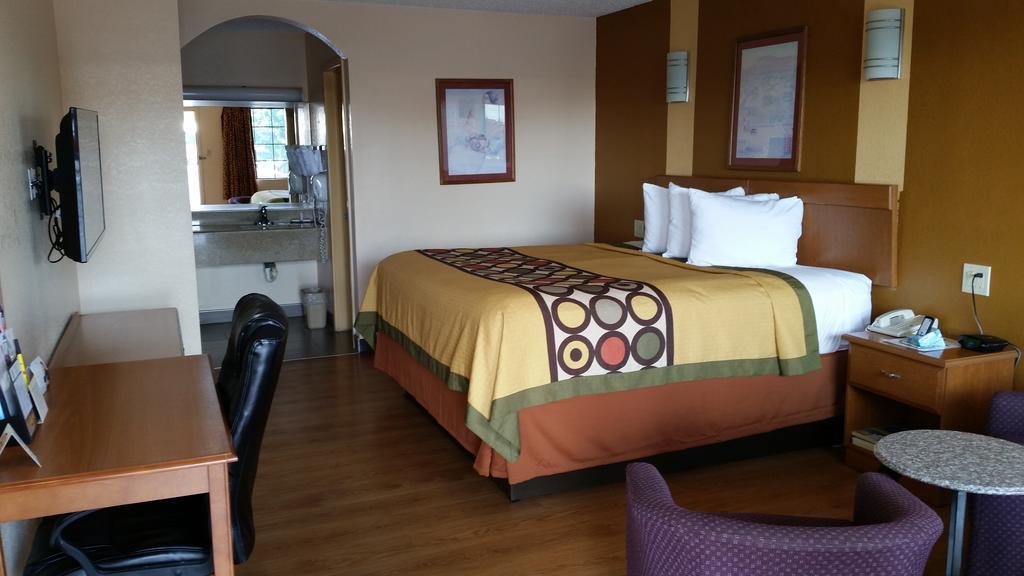 King Room with Roll-In Shower - Mobility Access/Non-Smoking