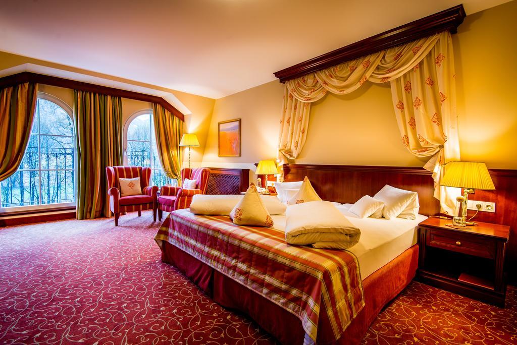 Kamer met Frans Balkon en Uitzicht op de Bergen