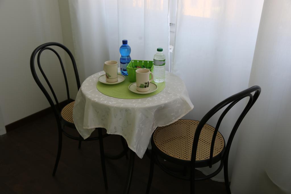 Zimmer mit Queensize-Bett und Gemeinschaftsbad