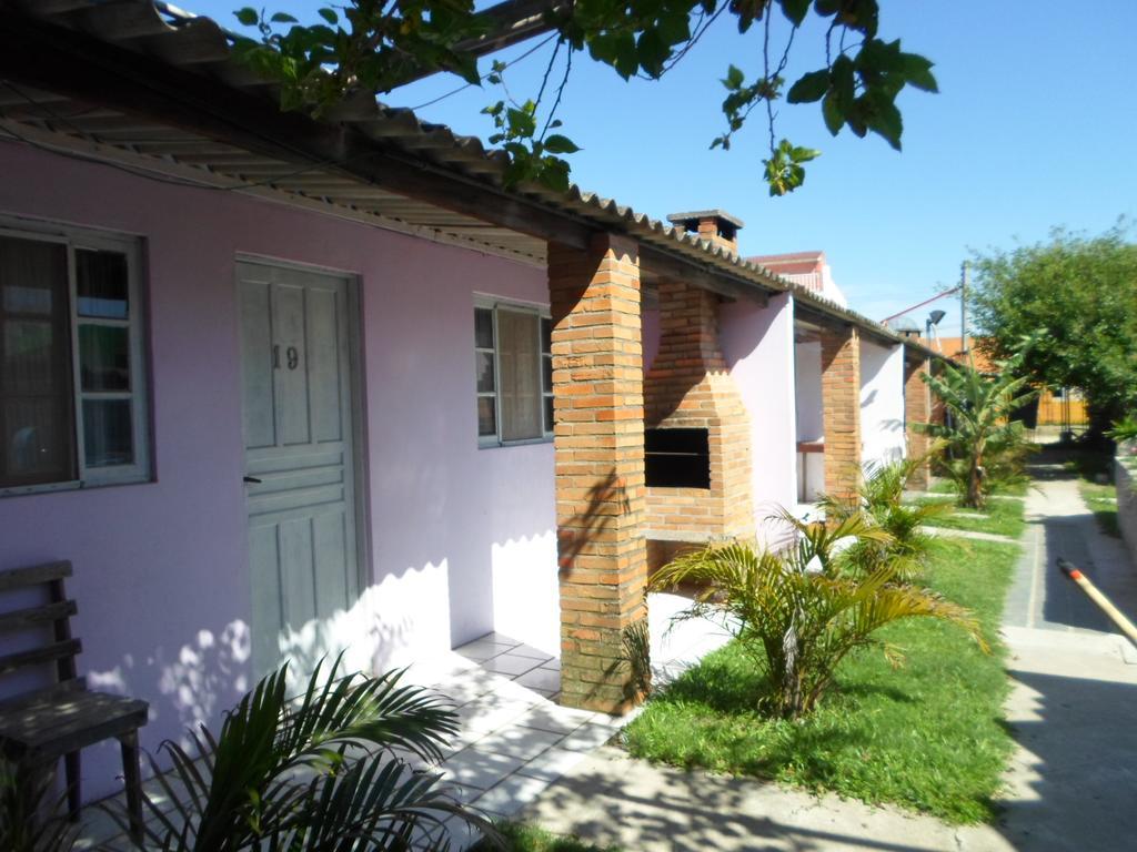 Quarto com Cama de Casal ou 2 de Solteiro e Vista Parcial do Mar