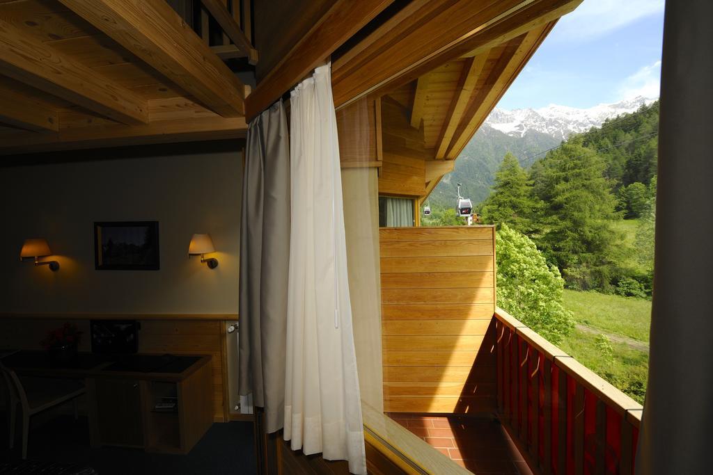 Camera Tripla Superior - Loft con Balcone e Vista Montagna