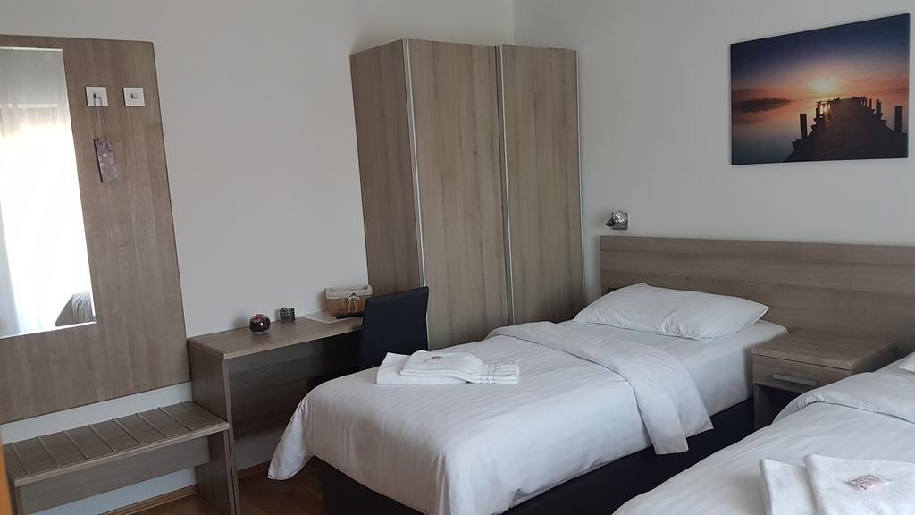 Doppel- oder Zweibettzimmer