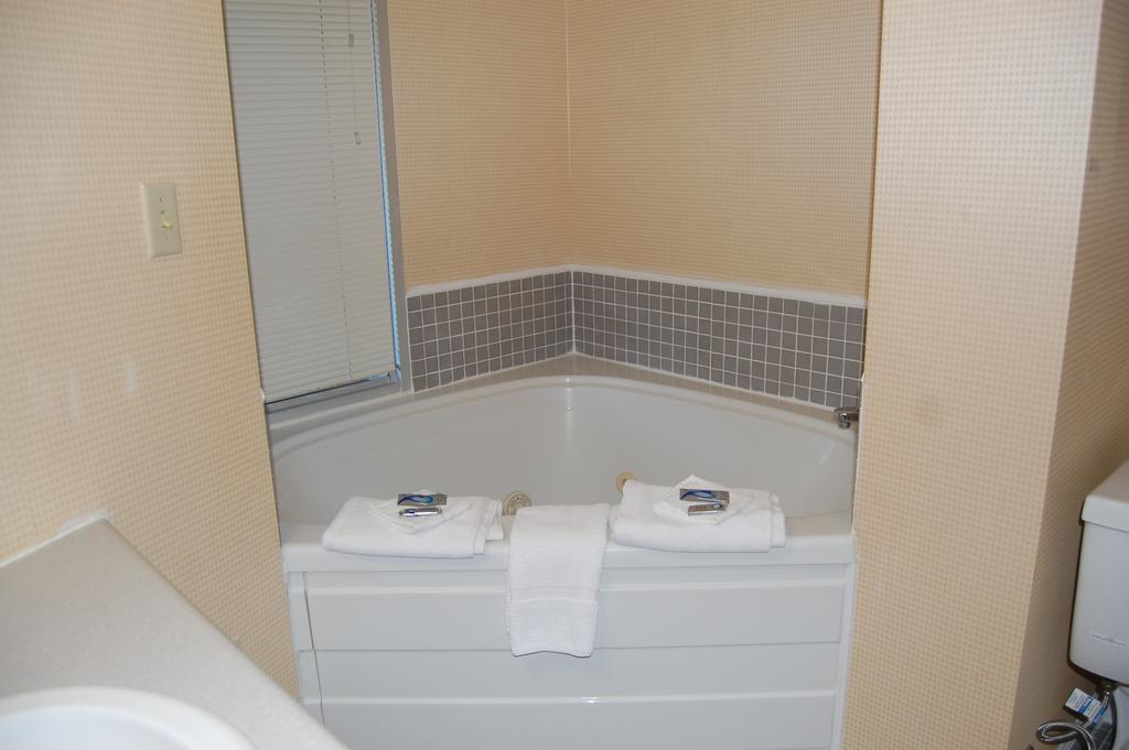 Suite with Two Queen Beds, Fireplace and Spa Bath