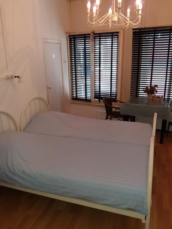 Tweepersoonskamer met 2 Aparte Bedden en Eigen Badkamer