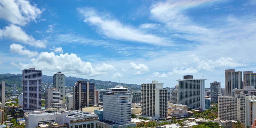 Standard Zimmer mit Kingsize-Bett und Blick auf Waikiki