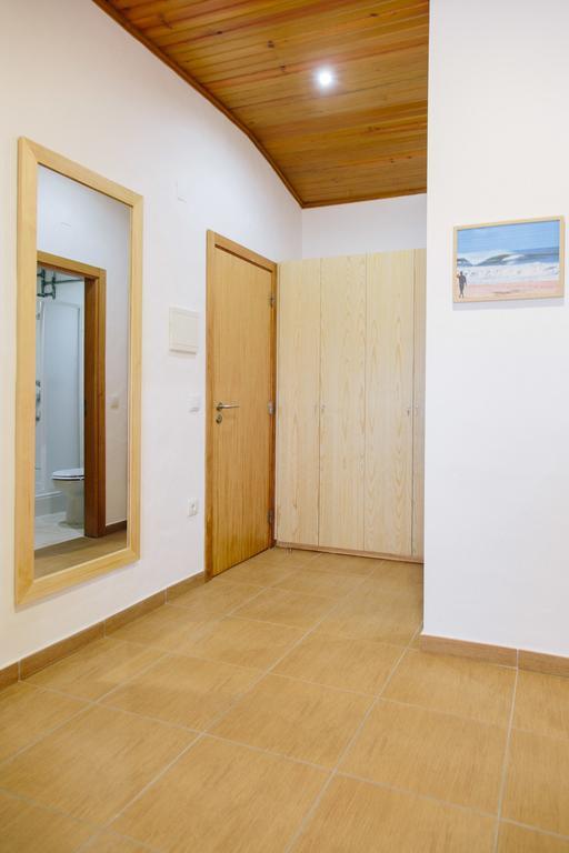 Lit Simple dans Dortoir Mixte