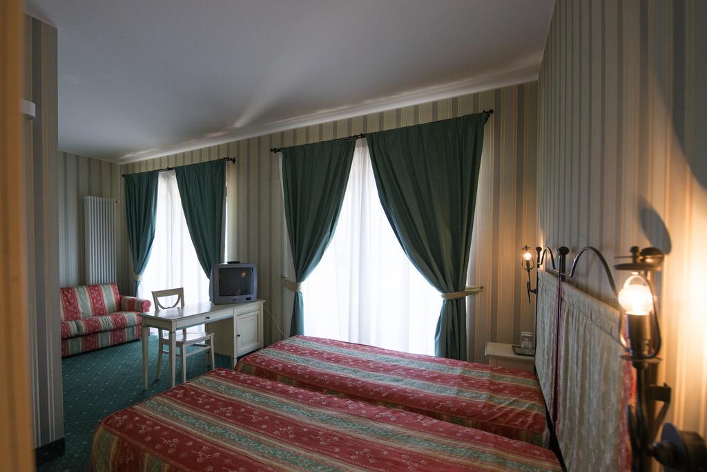 Doppel-/Zweibettzimmer mit Balkon und Seeblick