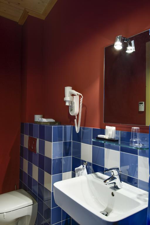 Tweepersoonskamer met 2 Aparte Bedden en Eigen Badkamer