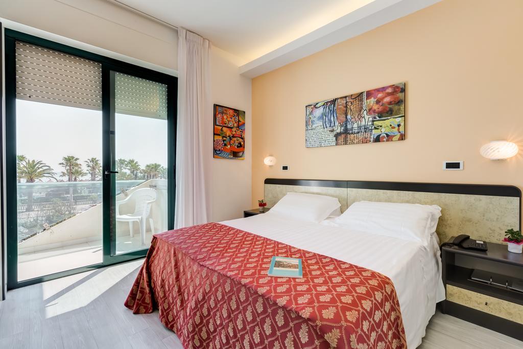 Camera Deluxe con 1 Letto Queen-Size, 1 Letto Singolo e Balcone - Non Fumatori