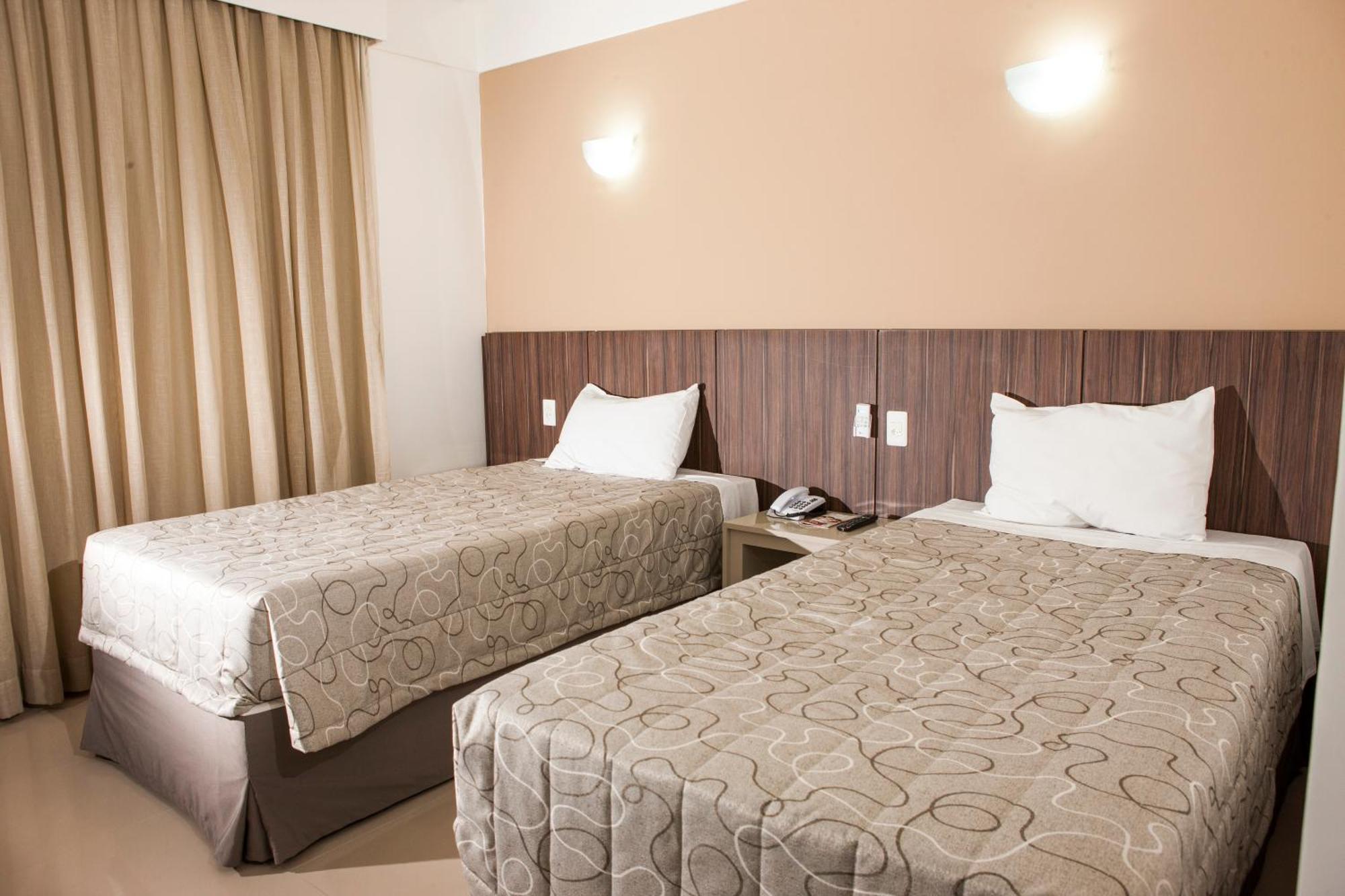 Quarto com 2 Camas de Solteiro