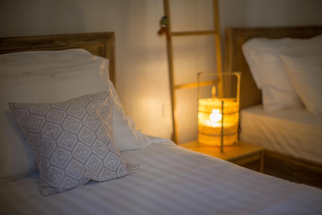 Quarto com 2 Camas de Solteiro com Janela