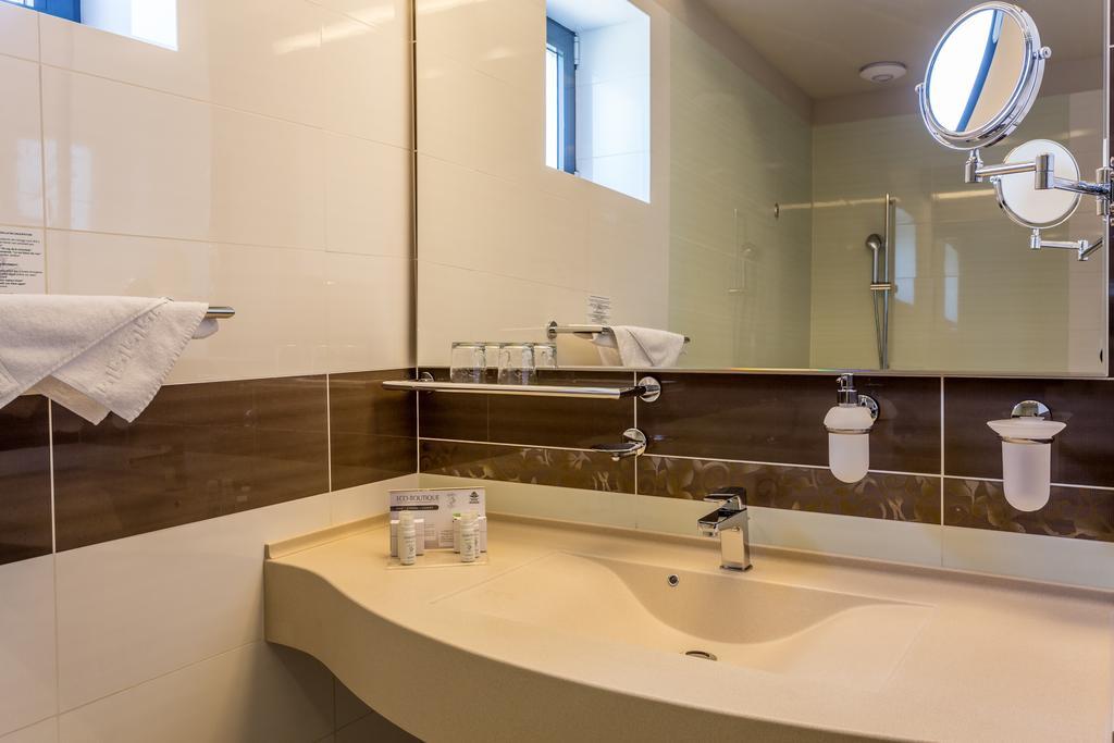 Superior Double Room with Spa Bath and Street View without Balcony