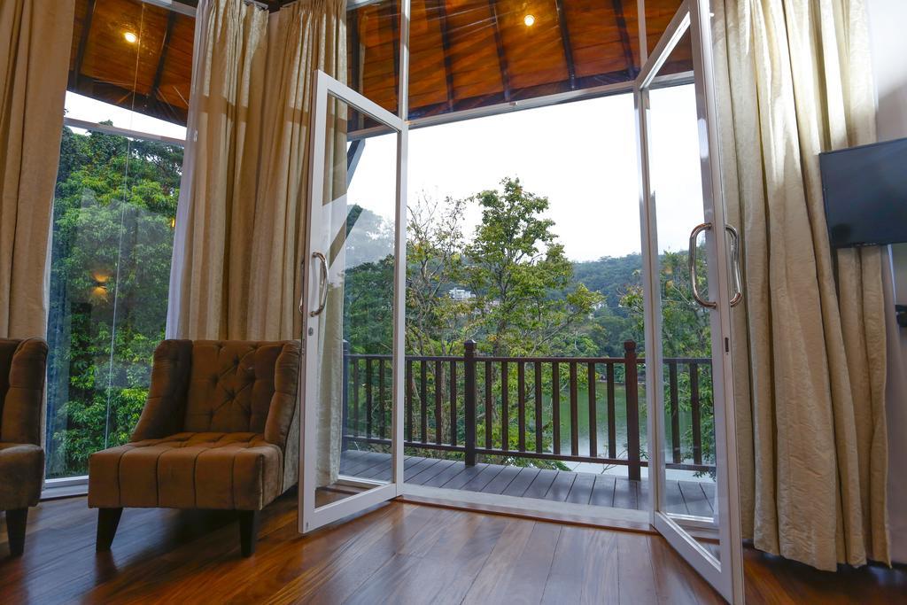 Suite King con Balcone e Vista Lago