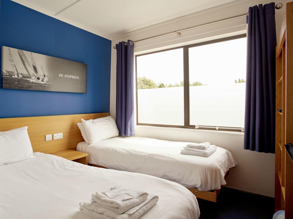 Zweibettzimmer mit Bad