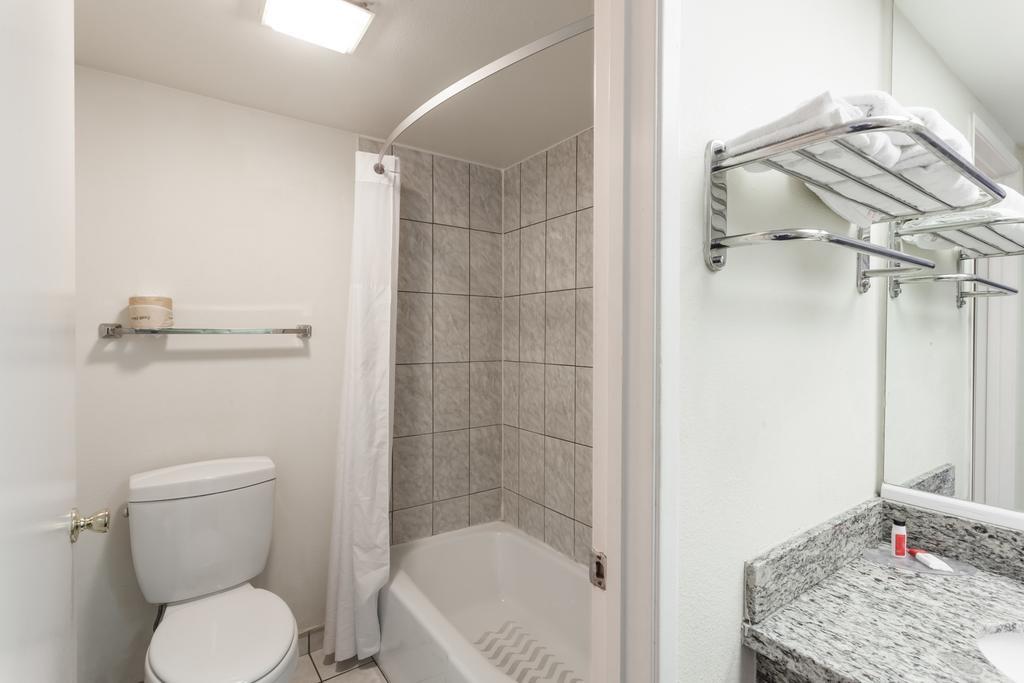 Double Room with Two Queen Beds - Smoking