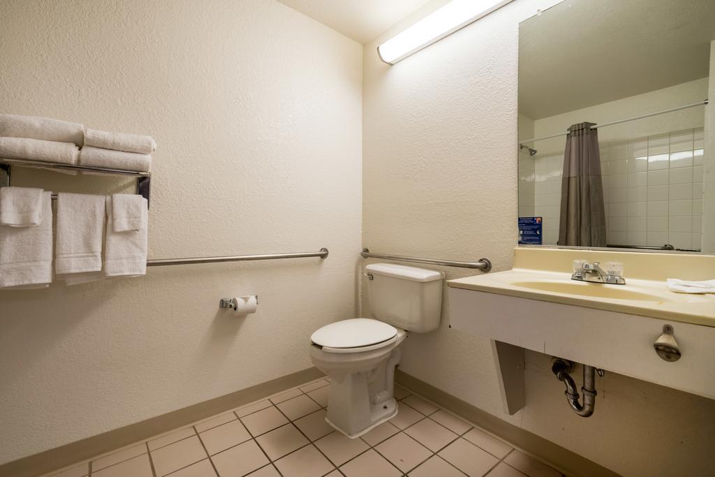 Queen Room - Non-Smoking
