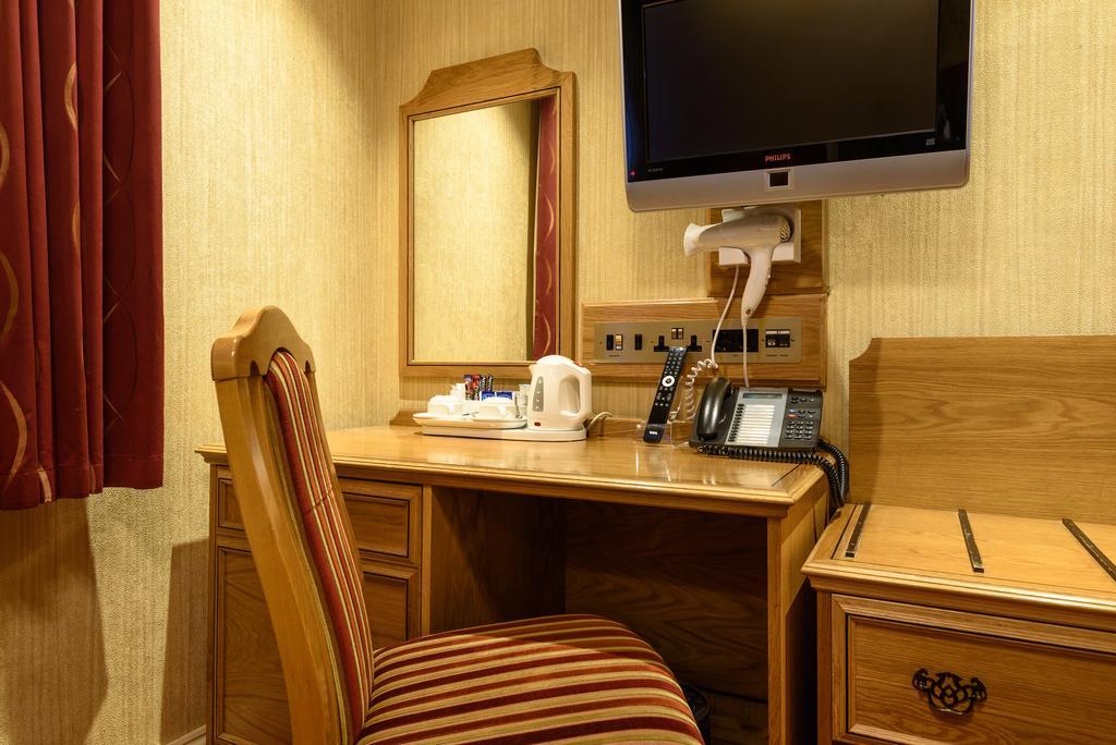 Quarto Clássico com 2 Camas de Solteiro
