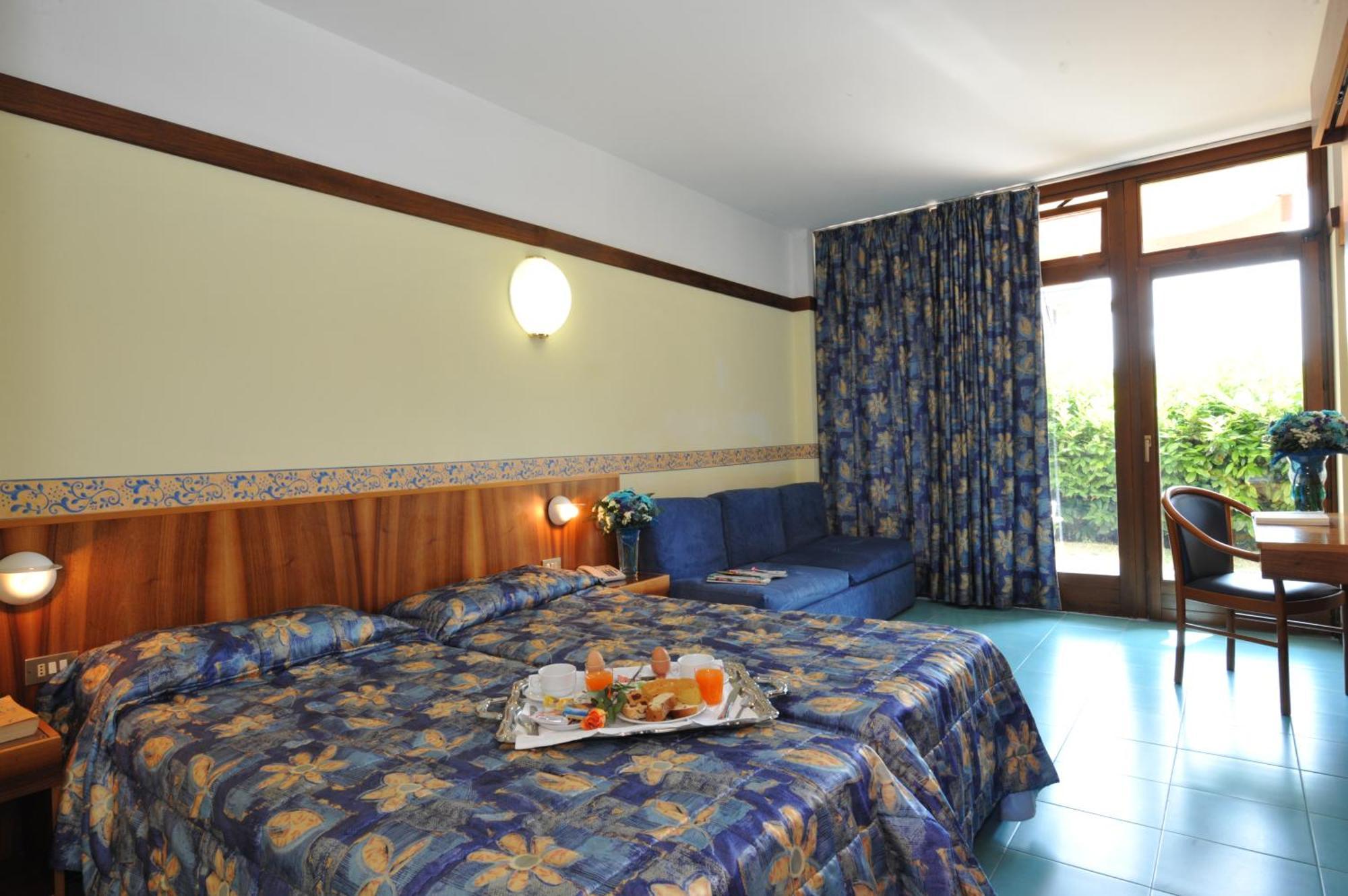 Doppel-/Zweibettzimmer mit Poolblick