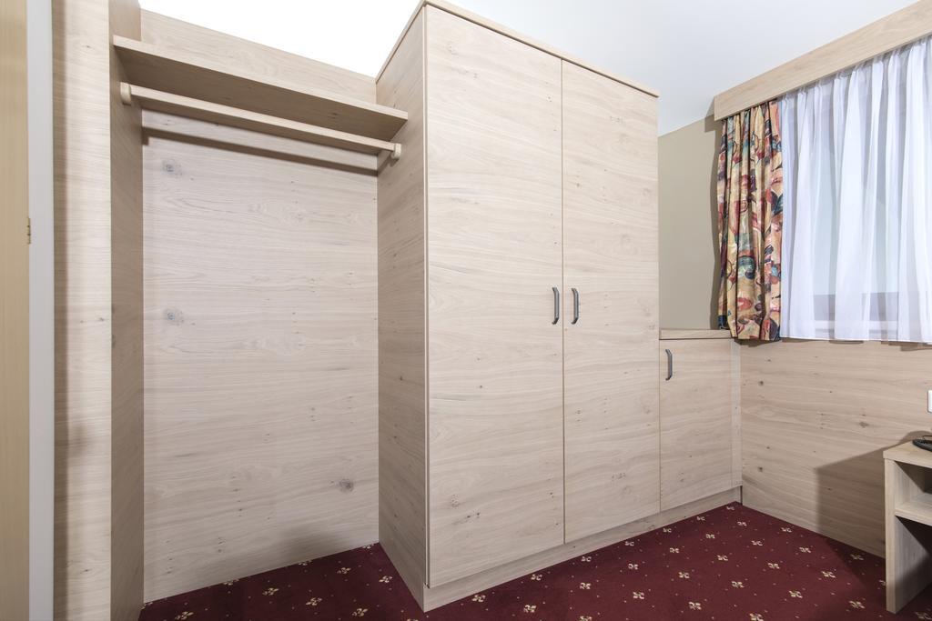 Doppel- oder Zweibettzimmer