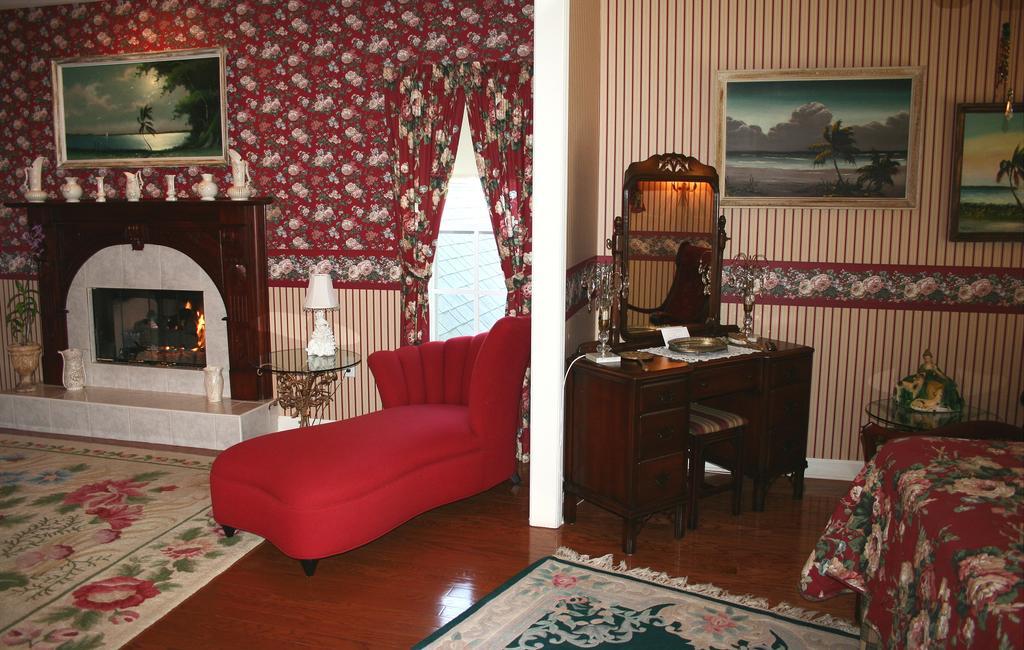 Superior King Suite with Lake View Not Pet Friendly