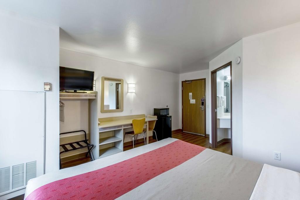 Queen Room - Disability Access - Non-Smoking