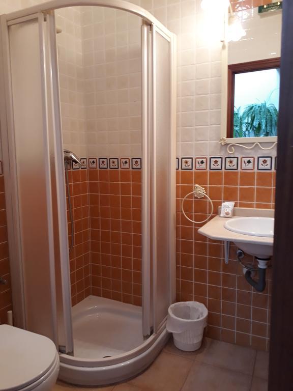 Zweibettzimmer mit eigenem Bad außerhalb des Zimmers