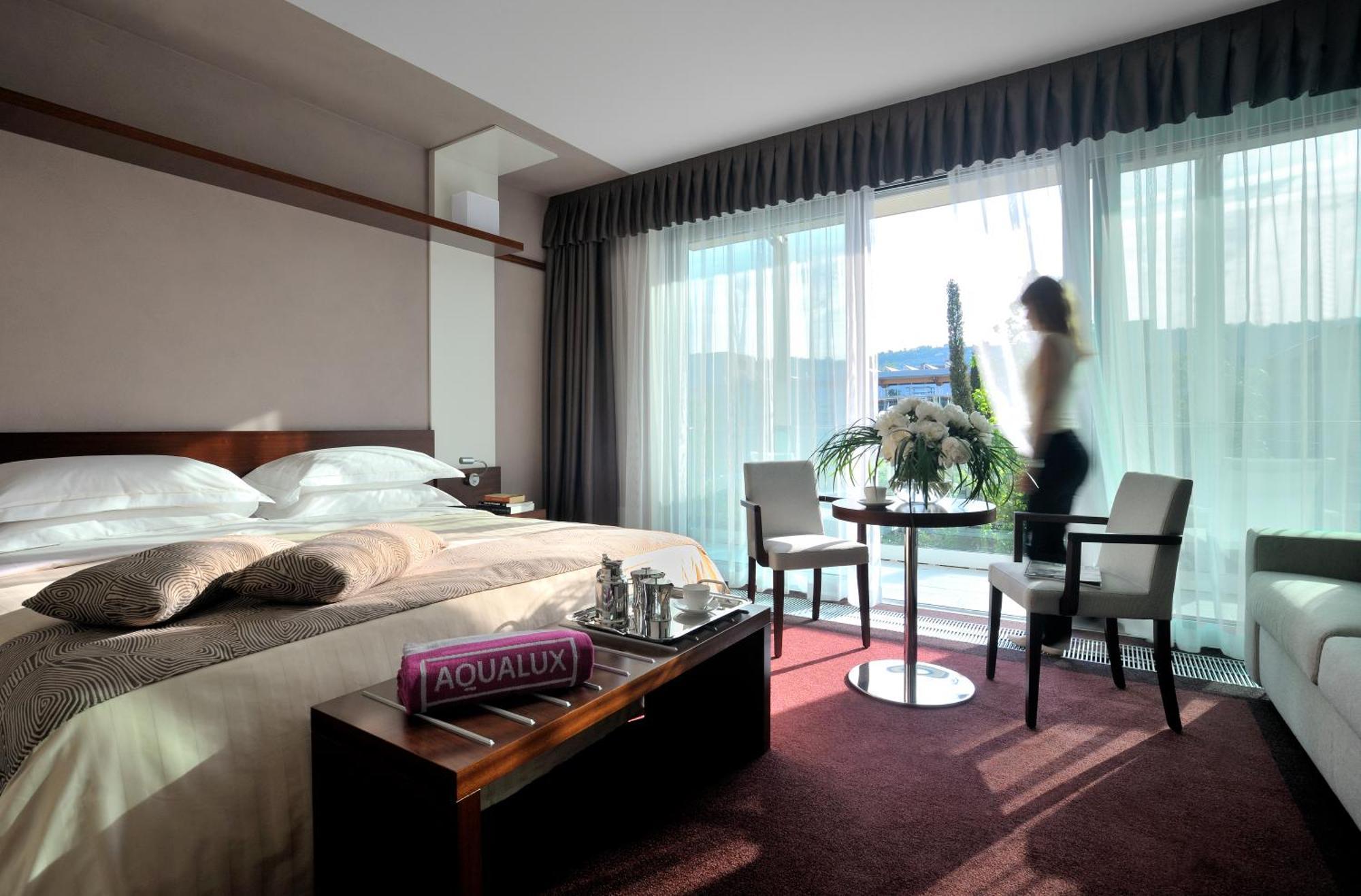 Kamer met 1 Groot Bed of 2 Aparte Bedden en Uitzicht op de Stad
