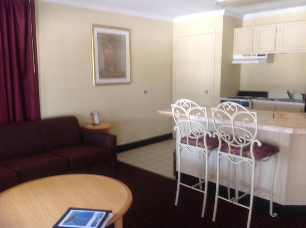 1 King Bed, Studio Suite, Efficiency Room, Non-Smoking