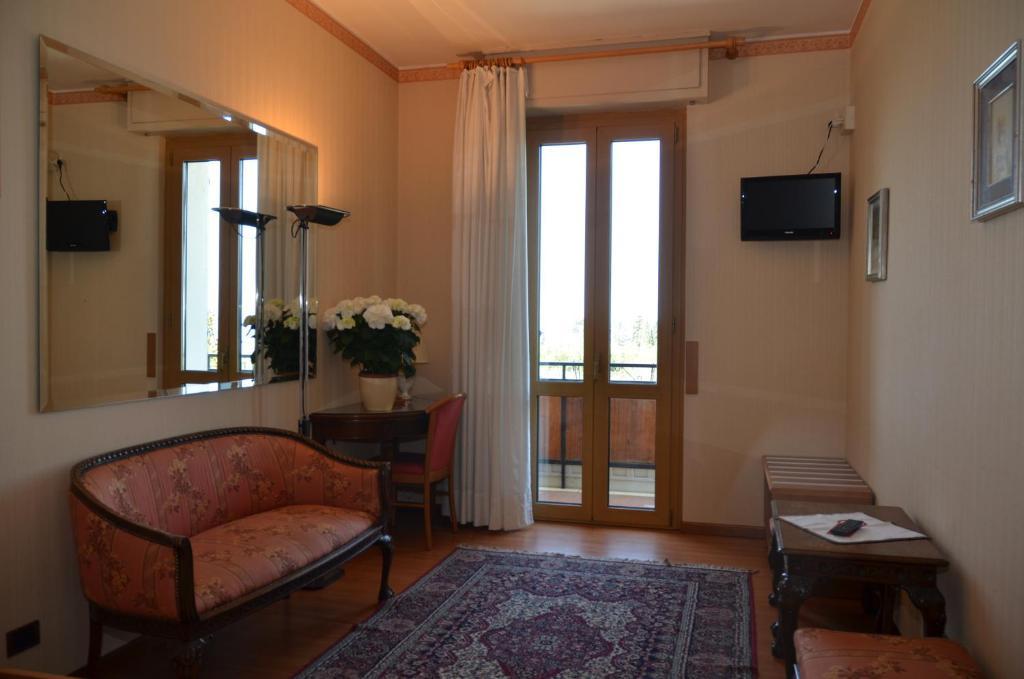 Due Camere Comunicanti Doppie con Letti Singoli con Balcone