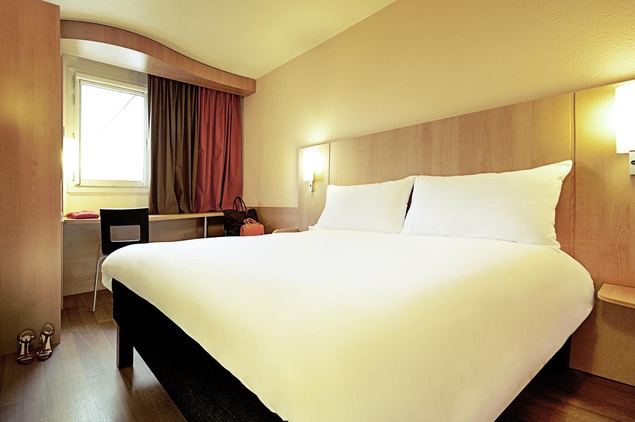 Habitación con cama grande