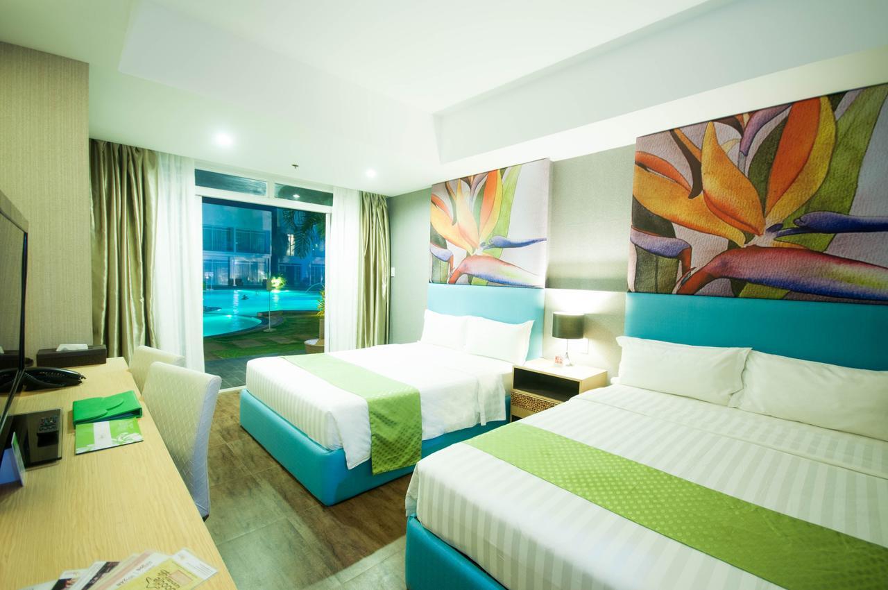 Familienzimmer mit Poolblick