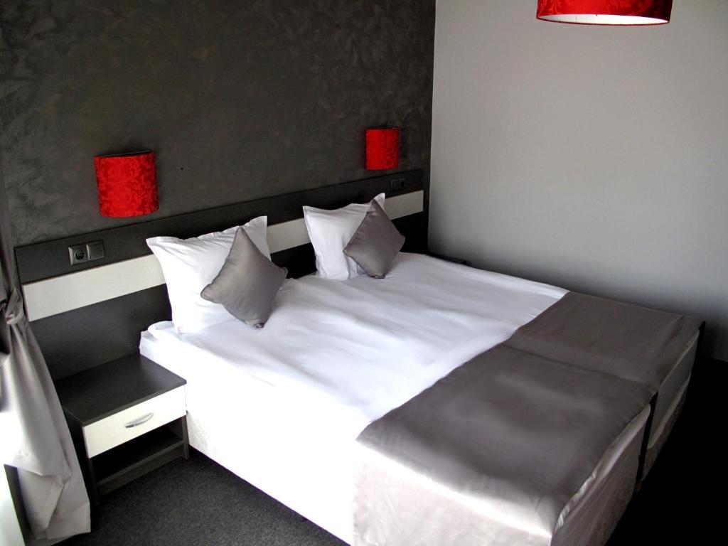 Doppel-/Zweibettzimmer mit Schlafsofa.