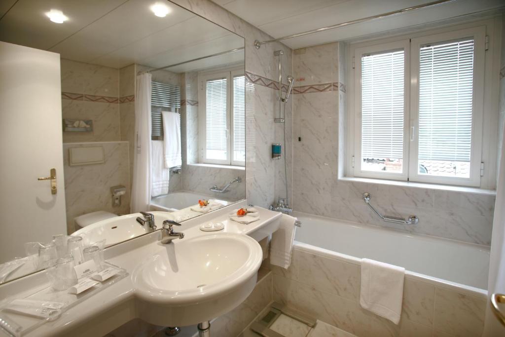 Doppel-/Zweibettzimmer mit Balkon und Bergblick