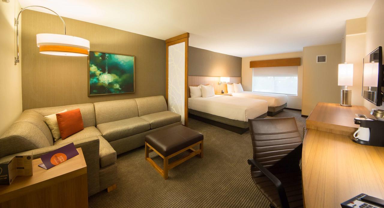 Chambre avec 2 Lits Queen-Size et Canapé-Lit