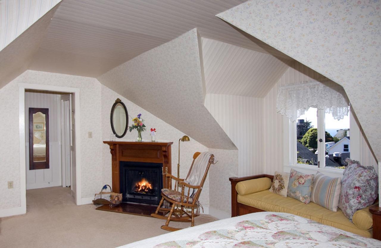 George Switzer Room - King Room with Fireplace