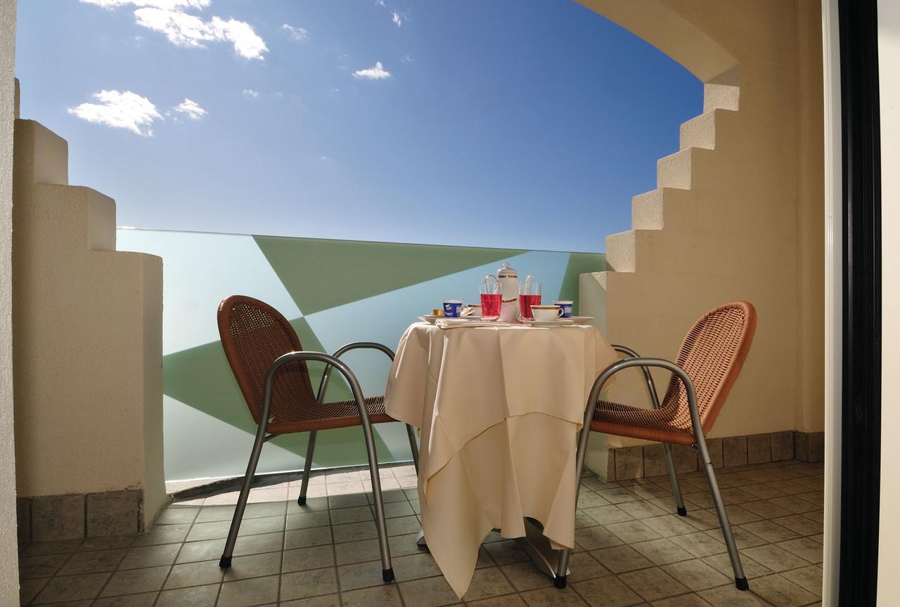 Camera Matrimoniale con Balcone e Vista Mare