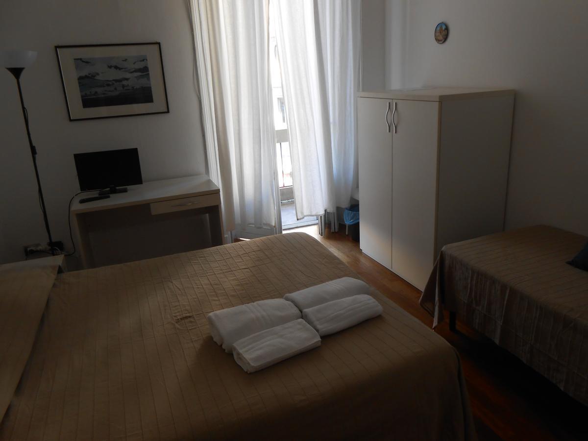 Deze driepersoonskamer heeft een gedeelde badkamer.