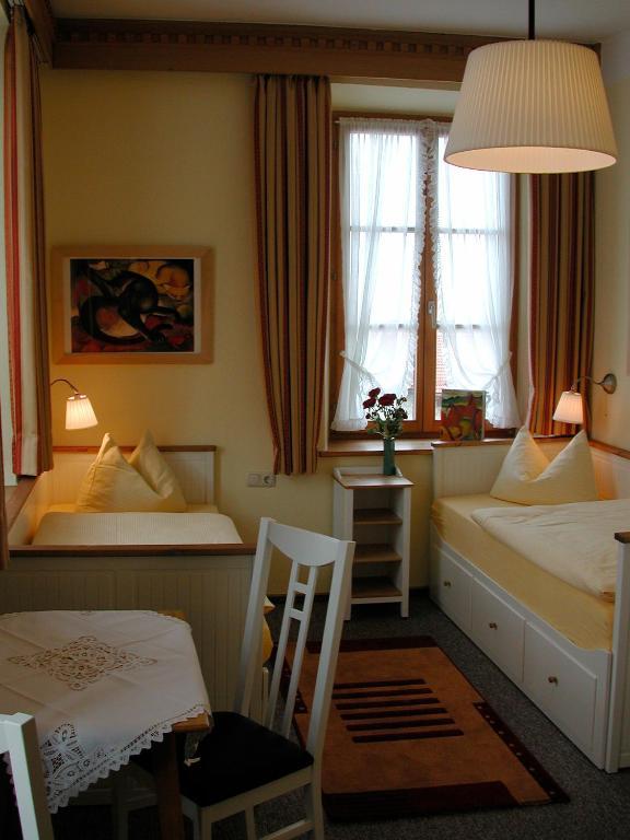 Budget Zweibettzimmer „Klein aber Fein", Straßenseite